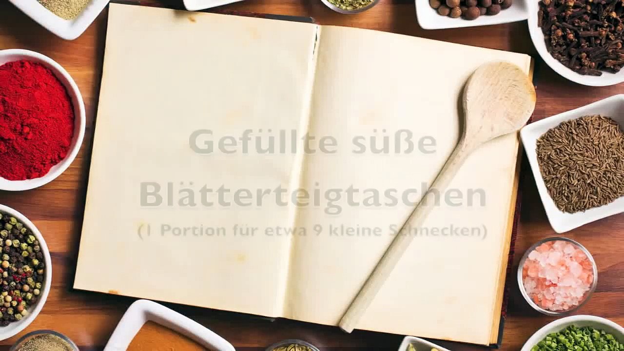 Süße Blätterteigschnecken gefüllt mit Kakaopulver und Zimt