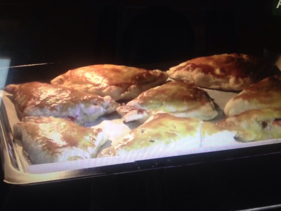 Teigtaschen mit Thunfisch und Oliven gefüllt - Rezept