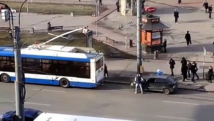 Arızalanan Aracını Kaçak Çektirmeye Çalışan Adamın Dramı