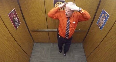 Un Sheriff danse comme un fou dans un ascenseur