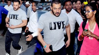 Salman Khan Walks On Mumbai Roads & Fans Go CRAZY