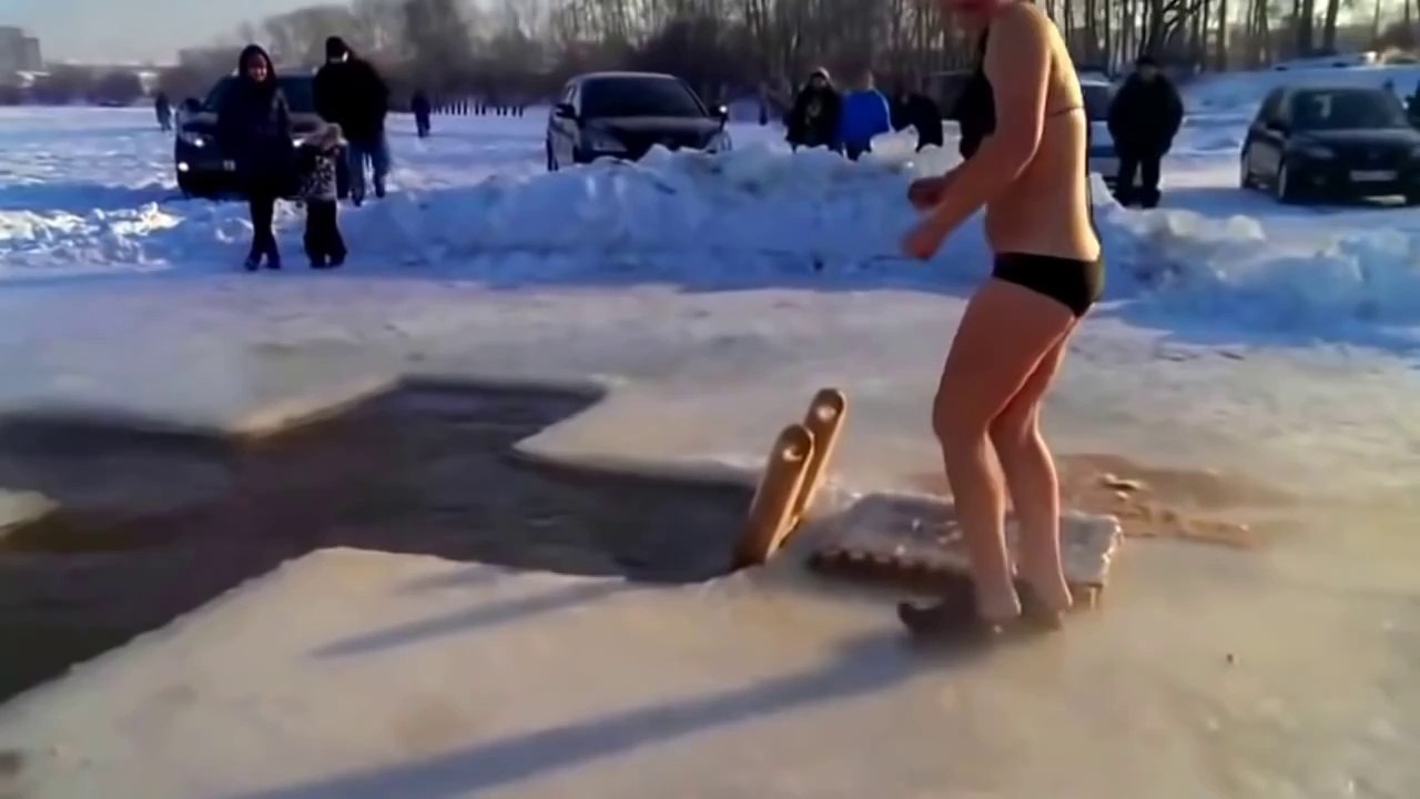 Девушка впервые решила окунуться в проруби