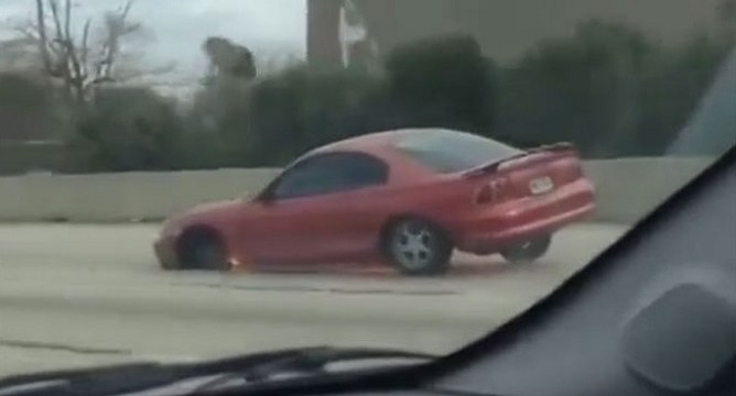 Une Ford Mustang roule avec une roue en moins sur l'autoroute