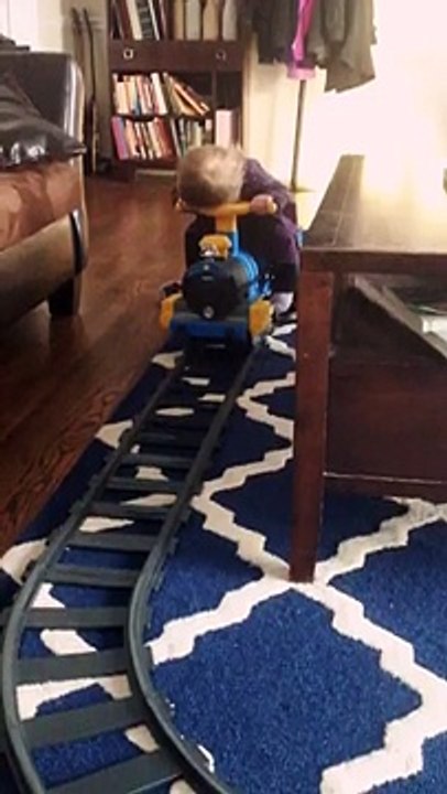 Oyuncak Treni Üzerinde Uyuya Kalan Sevimli Bebek