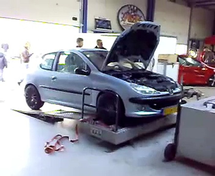 206 gti op de testbank bij RH customshop.