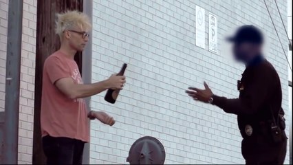 Фокусник троллит полицейского