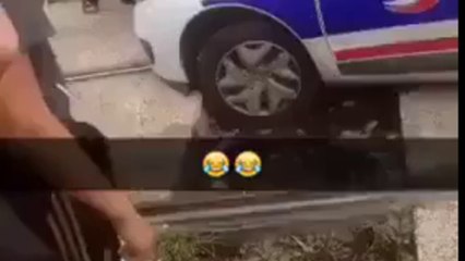 Zap Vidéo: une voiture de police piégée sur les rails du Tram à Marseille !