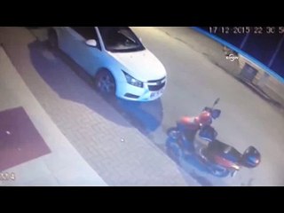 Motorun anahtarını alıp gitti, paket servisi kilitledi
