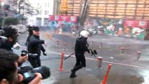 İstiklal Caddesi'nde yürüyüş yapmak isteyen gruba polis müdahalesi