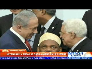 Benjamin Netanyahu y Mahmud Abás se estrechan la mano por primera vez en cinco años