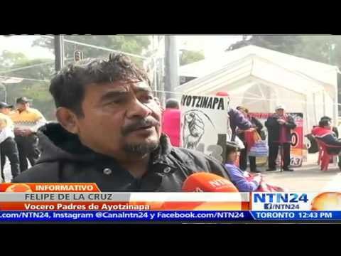 Padres de los normalistas desaparecidos en México protestan frente al Palacio Nacional