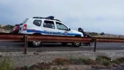 Une voiture de police tracte un octogénaire en fauteuil roulant sur une voie rapide !