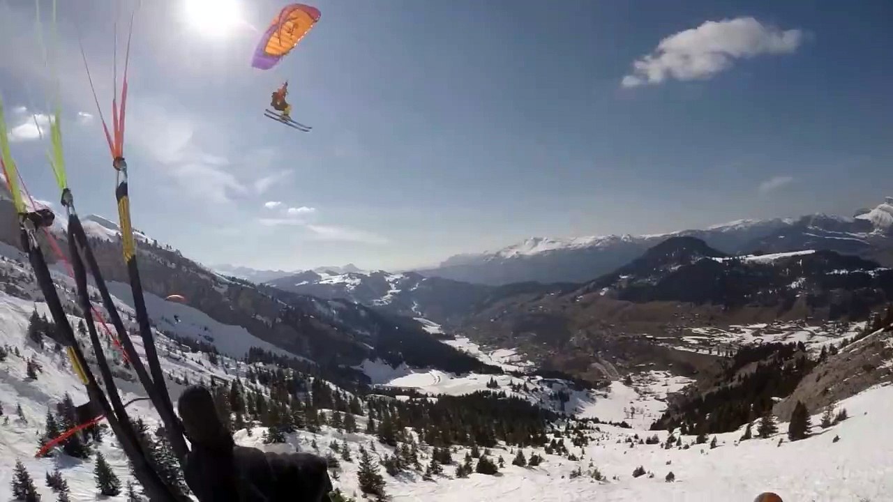 Candide Thovex saute au-dessus d'un speed rider