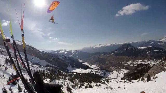 Candide Thovex saute au-dessus d'un speed rider