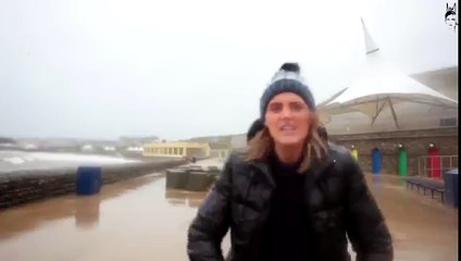 Une journaliste se prend un poisson dans la tête en pleine tempete