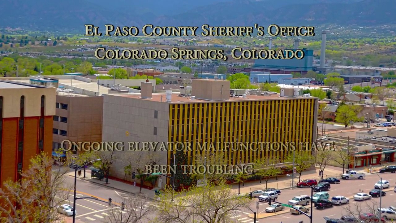 Il ne sait pas qu’une caméra a été installée dans l’ascenseur, pourtant ce qu’elle a filmé fait le tour du monde...