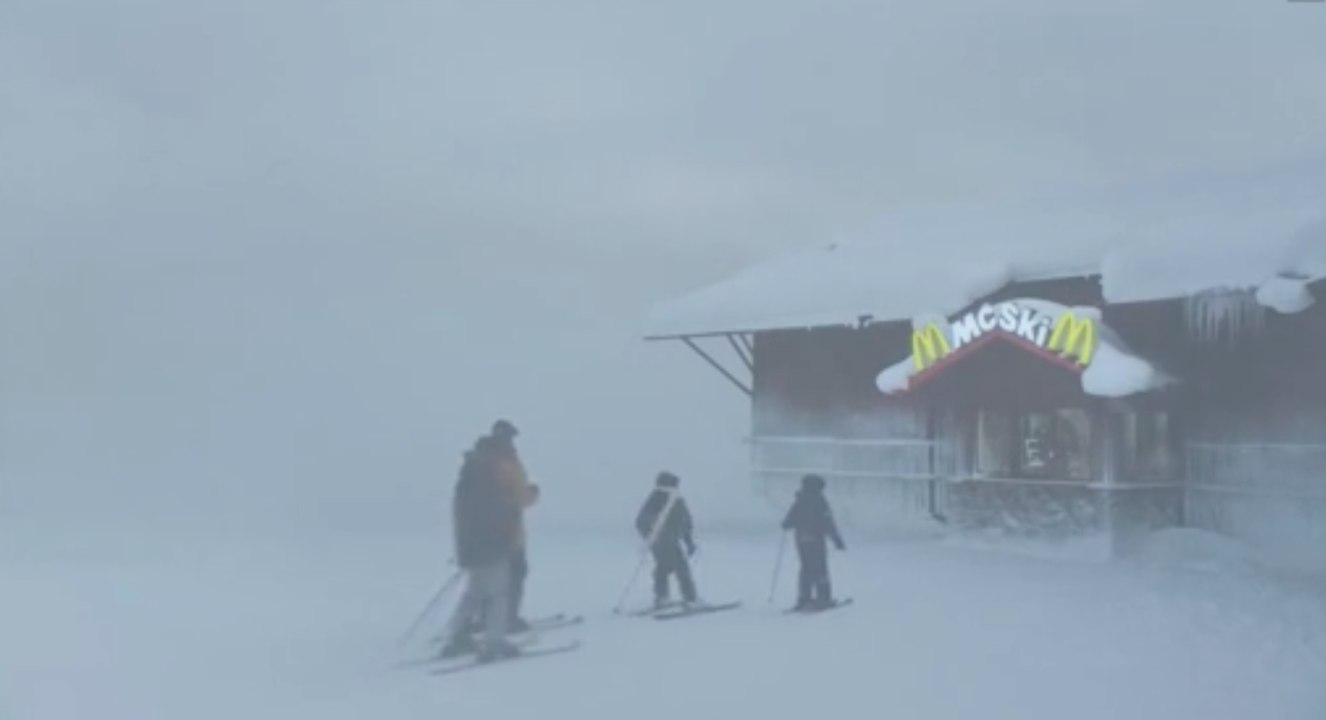 Quand tu vas au drive à la montagne l'hiver - Mc Ski Suède