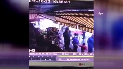 Cumaya giden dükkan sahibinin ıhlamur torbasının çalınma anı kamerada