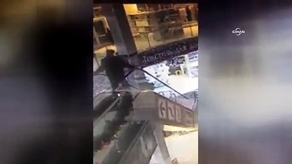 AVM'deki yürüyen merdivenden düşme anı
