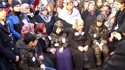 Eşi, babası ve oğlu şehit polisi üniformasıyla uğurladı