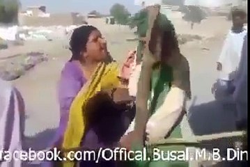 Fake Peer beaten by Lady on road in Pakistan