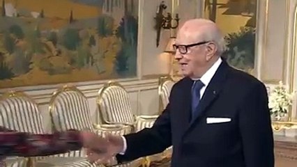 السبسي يتحرش بالفتات على المباشر أو يقللها اعطيني بوسة هههه أيو كدة يا وديع