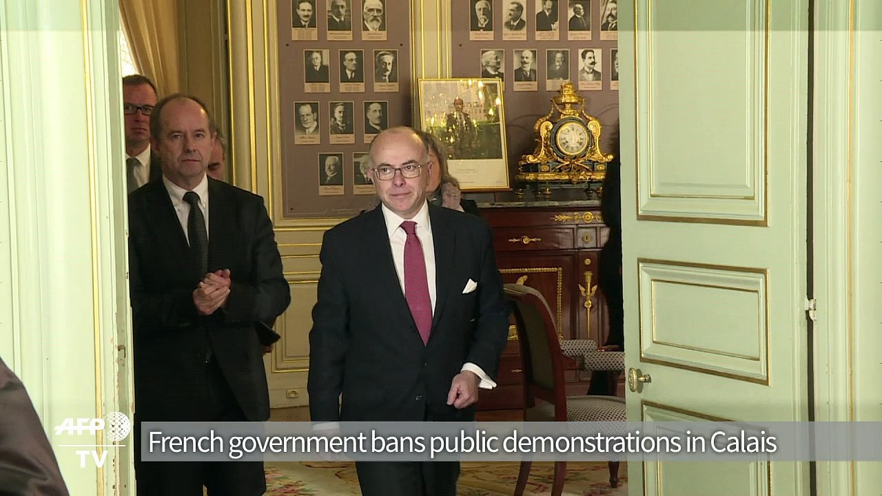 France bans public demonstrations in Calais (2)