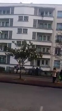 Un homme sauve un enfant suspendu à un balcon