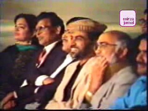 Suna ha log usay ankh bhar k dekhtay han