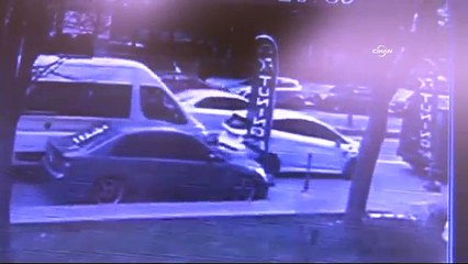 Kalp krizi geçiren servis şoförünün kaza anı güvenlik kamerasında