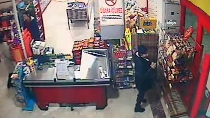 Bir saat içinde iki market soyan kar maskeli, tüfekli soyguncular kamerada