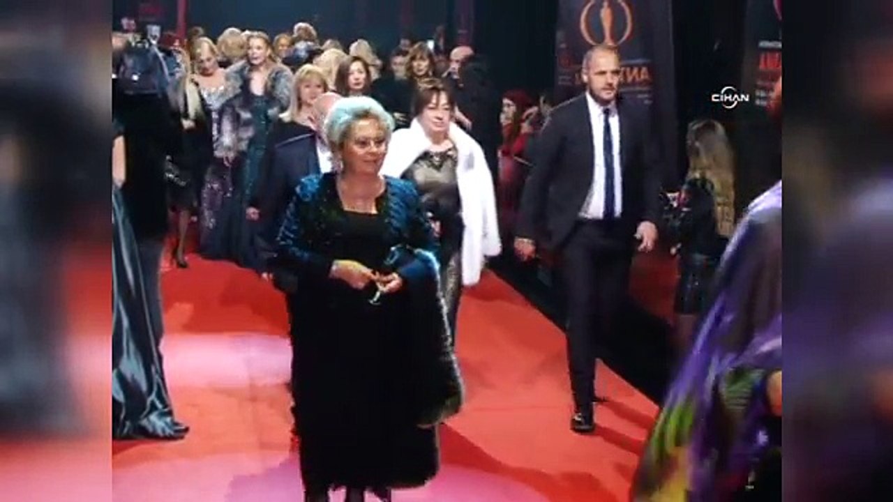 Altın Portakal’da ödül alan yönetmenden Dündar ve Gül'e destek