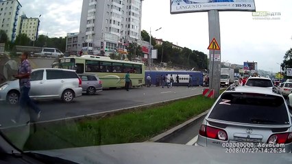 ACCIDENTE DE AUTOBÚS SALE VOLANDO (720p)