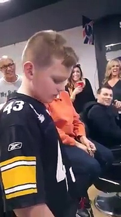 Child sings like Adele "Hello"