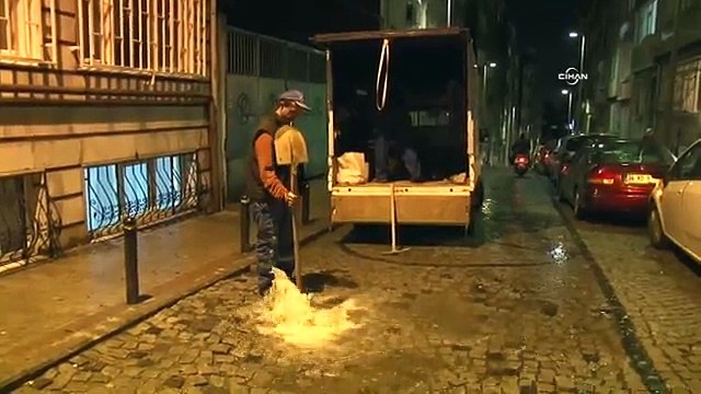 Patlayan şebeke suyu binanın 7. katına ulaştı