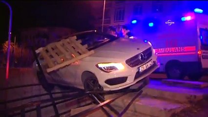 Bariyerleri parçalayan otomobil askıda kaldı