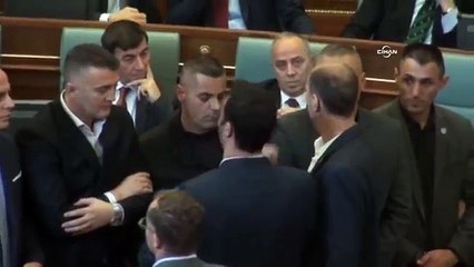 Kosova'da Meclis salonuna yine gaz atıldı