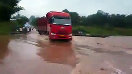 Sudan Görünmeyen Yola Giden Kamyonun Sonu