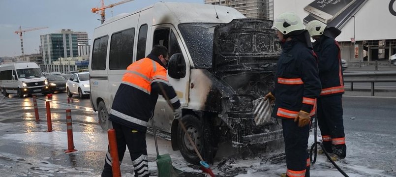 Servis minibüsü alev alev yandı