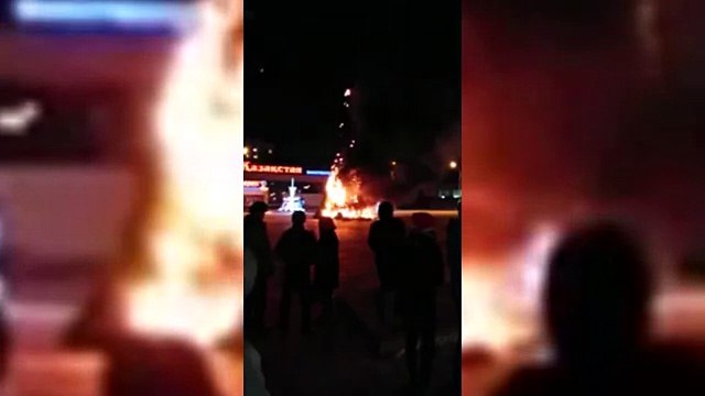 ЁЛКА горит на Новый Год Fir-tree fire on New Year