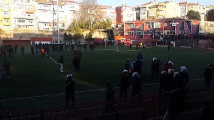 Karagümrüklü taraftar sahaya indi: 10 yaralı