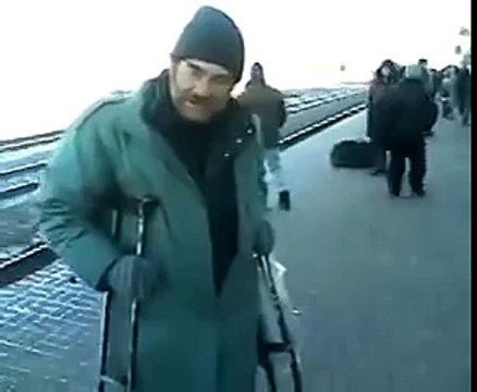 БОМЖ ПОЕТ ЛУЧШЕ ОРИГИНАЛА !!!