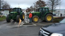 Les agriculteurs bloquent Leclerc et Carrefour