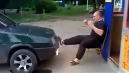 Oturduğu Yerden Arabaya Meydan Okuyan Dayı :)