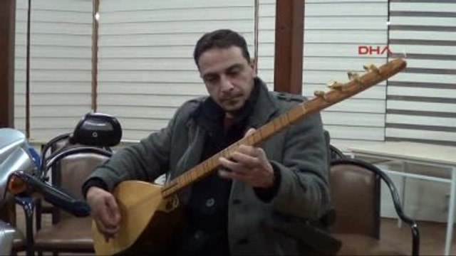 Samsun Engelini Saz Çalıp Türkü Söyleyerek Unutuyor