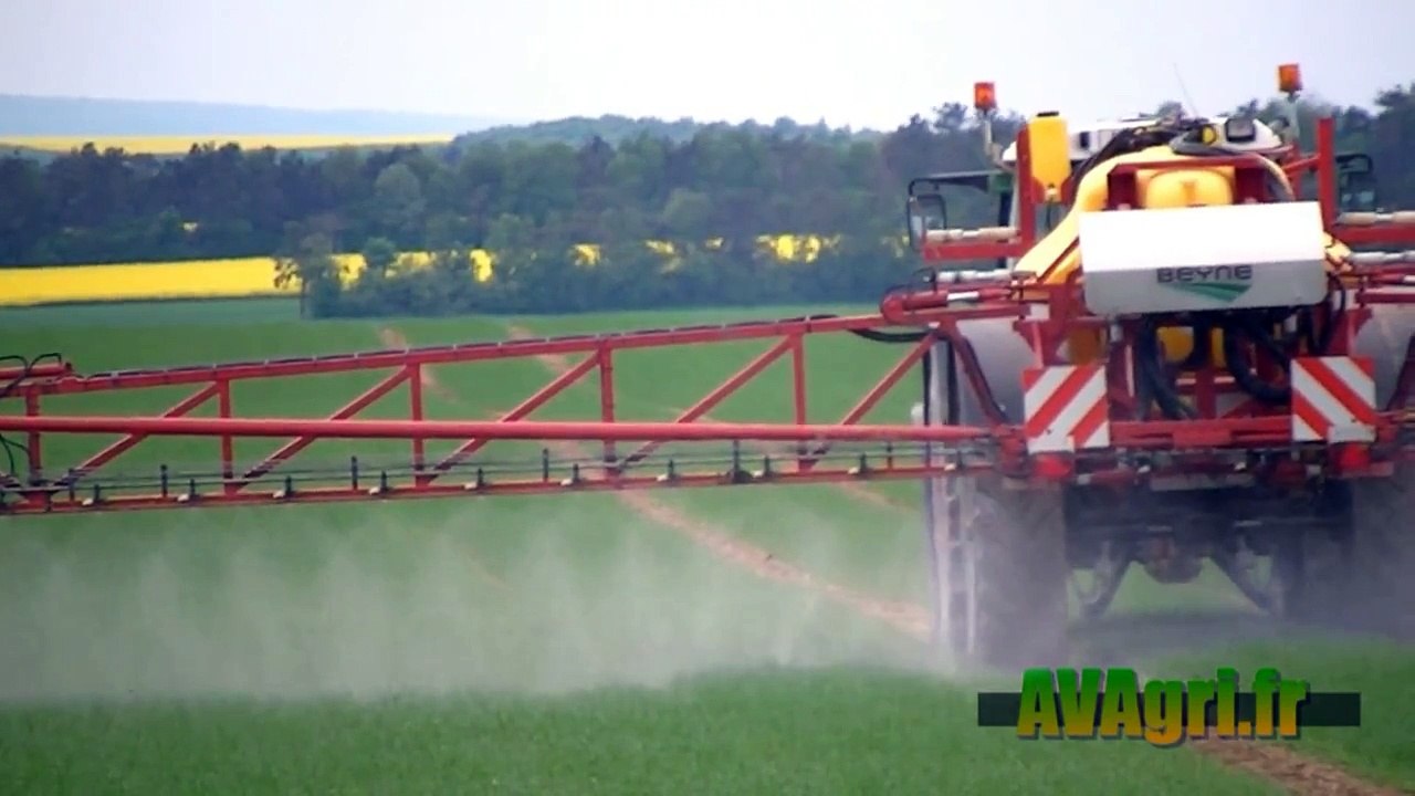 BEYNE Python de 42m à la pulvérisation de lorge sur un FENDT 714 en ...