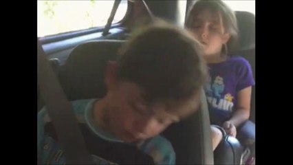 Dur de dormir dans une voiture en marche.... Frère et soeur adorablent
