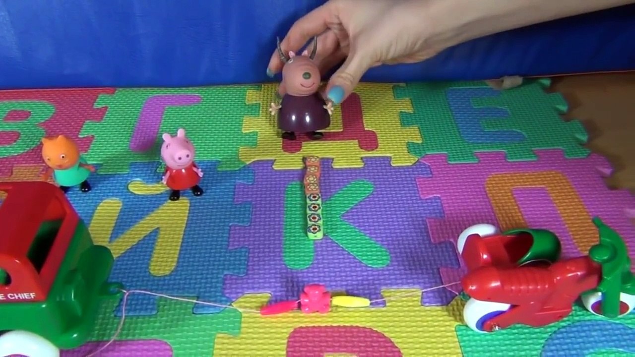 Свинка Пеппа и Кенди. Игрушечный мотоцикл против игрушечной машины. Кто сильнее -