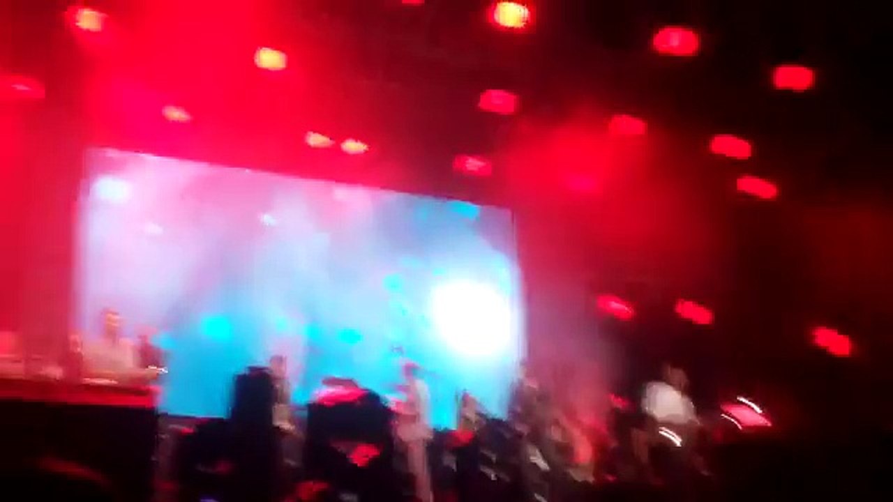 Zdravko Čolić-kad pogledaš me preko ramena(KONCERT PODGORICA DAN DRZAVNOSTI)