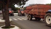 Les agriculteurs bloquent le parking de Leclerc